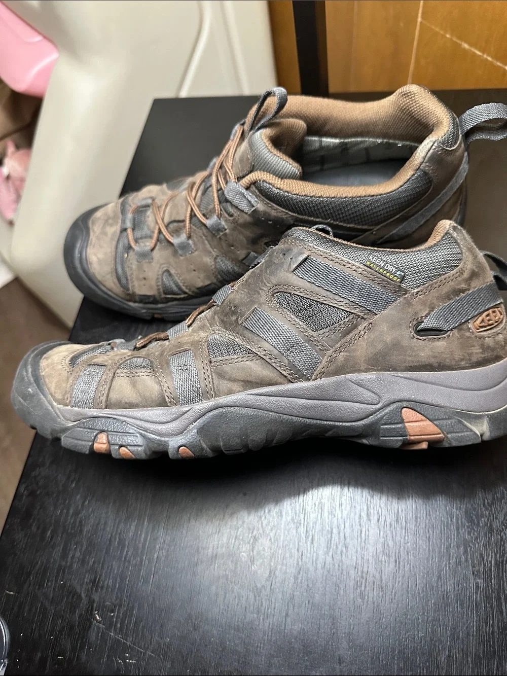 Keen Siskiyou Mid Top Outdoor Hiking Shoes. Men’s 10